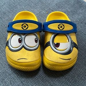 Crocs Minion size C6